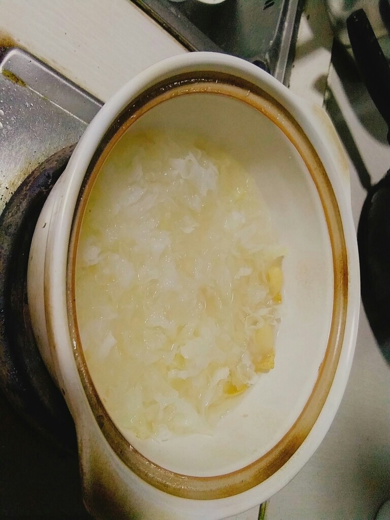 爱上银耳的小吊梨汤,将银耳,黄晶冰糖下锅大火煮上十分钟。我下的是超级多的,银耳狂热爱好者。一般情况,放一半就足够有胶性了。