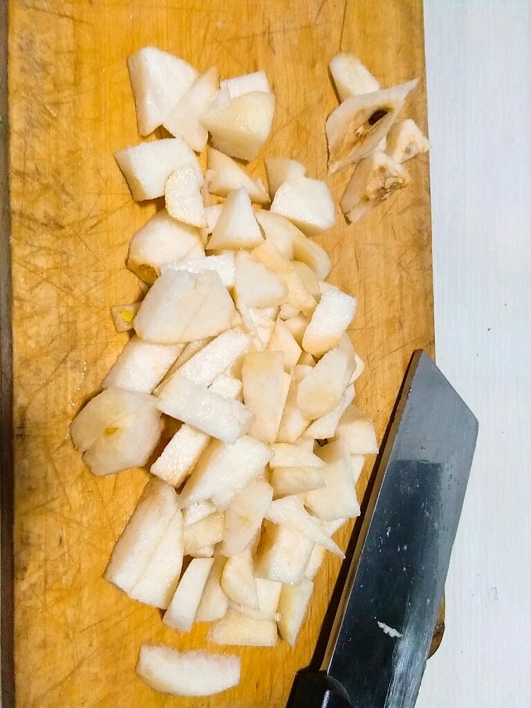 爱上银耳的小吊梨汤,切块,大小随意,大点看着漂亮,小点汤色清亮。我的刀工战五渣,大家请忽视。