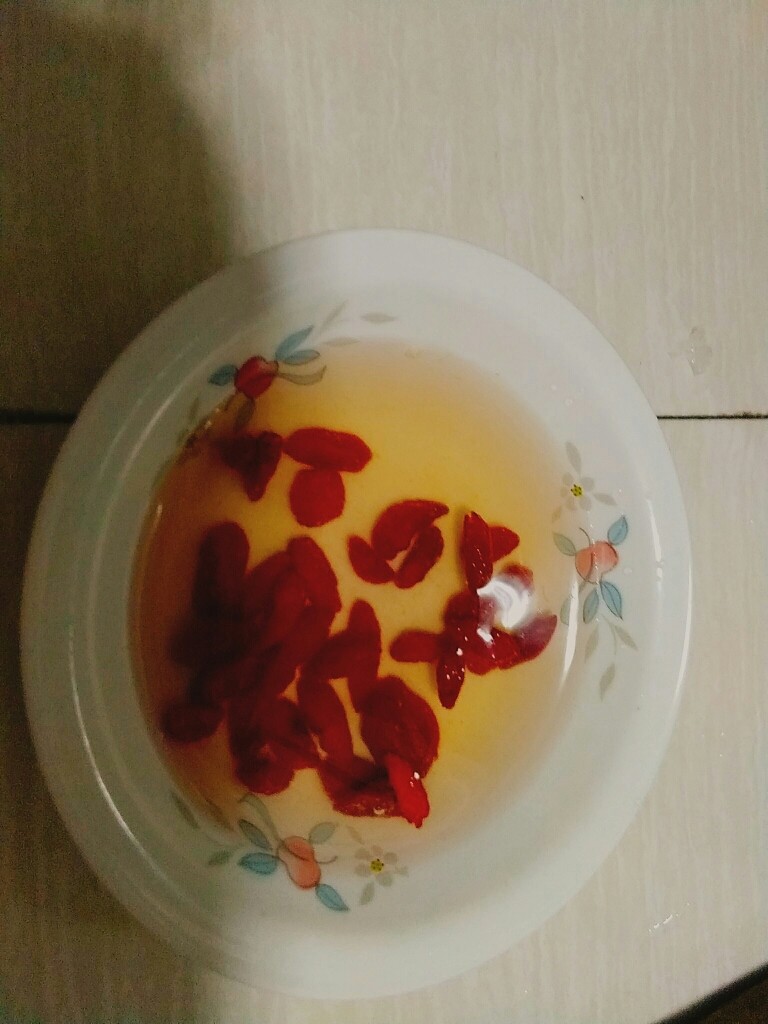 爱上银耳的小吊梨汤,枸杞用水简单的冲一下,我买的是市场里的干枸杞,风吹日晒的。