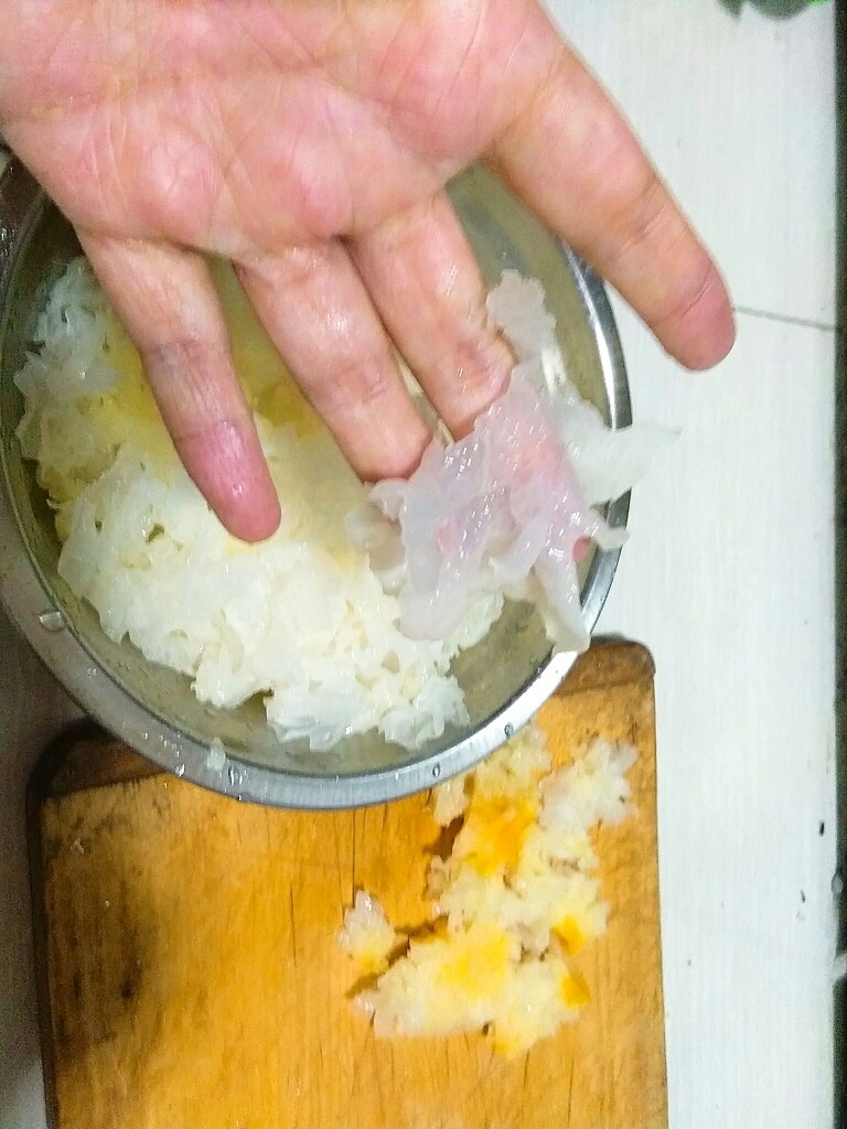 爱上银耳的小吊梨汤,等待煮梨皮的期间,可以来手撕一下银耳,滑溜柔软,好爽。银耳去根,就是图右侧又黄又硬的部分,然后撕成小片。