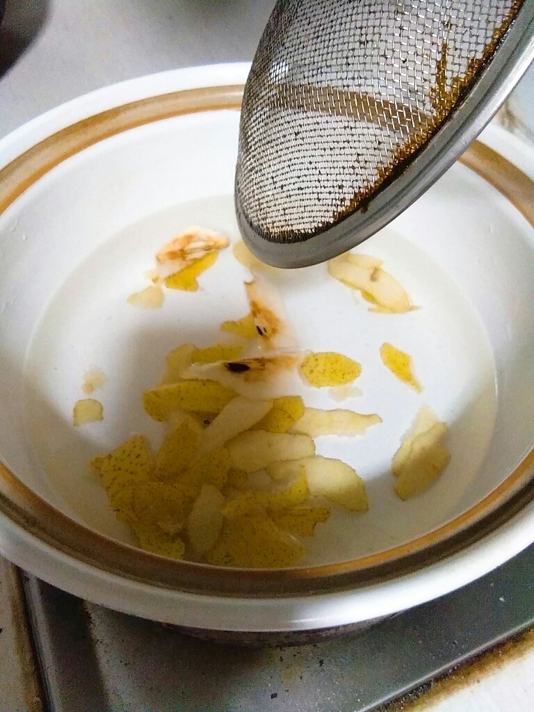 爱上银耳的小吊梨汤,冷水放入削下的梨皮和梨核,大火咕嘟上5.6分钟。