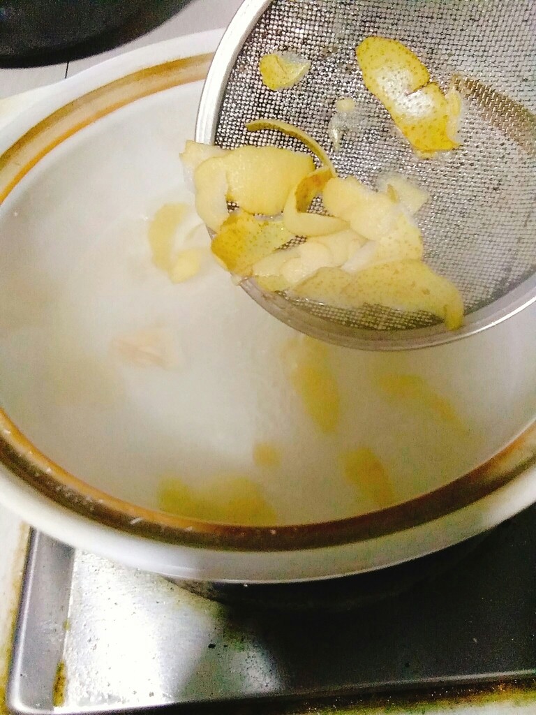爱上银耳的小吊梨汤,在水色有一点点微黄后,捞出梨皮和梨核丢掉,他们的历史使命就是来吊汤的,当然喜欢吃梨皮的朋友,可以把它留下。