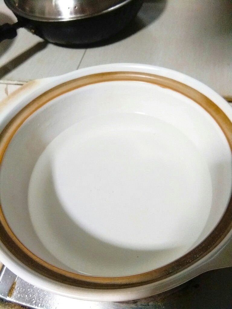 爱上银耳的小吊梨汤,最好用砂锅来煲,容易拢味。放入小半砂锅的水,大约有3000毫升