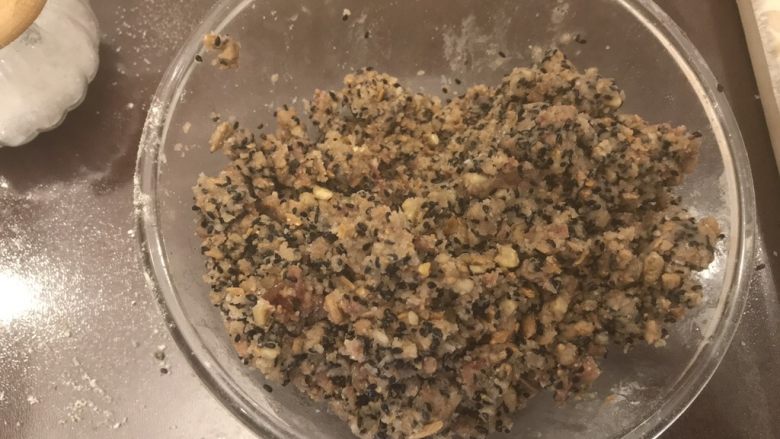 苏式玫瑰隐形伍仁月饼(植物油版),揉成一团