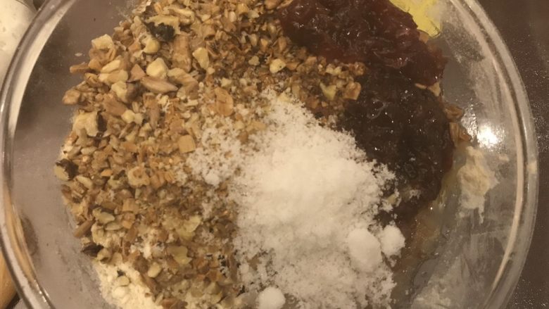 苏式玫瑰隐形伍仁月饼(植物油版),混合所有馅料的材料,熟面粉、黑芝麻、桃仁、瓜子仁、玫瑰糖、糖、油