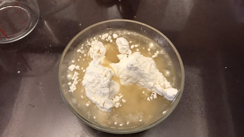 苏式玫瑰隐形伍仁月饼(植物油版),制作油酥,油加入面粉