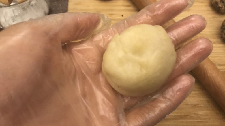 苏式玫瑰隐形伍仁月饼(植物油版),揉成一团