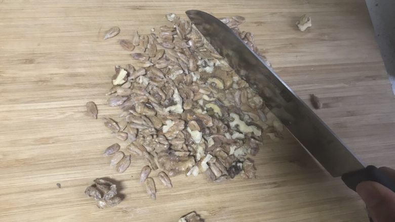 苏式玫瑰隐形伍仁月饼(植物油版),桃仁、瓜子仁炒熟后切碎