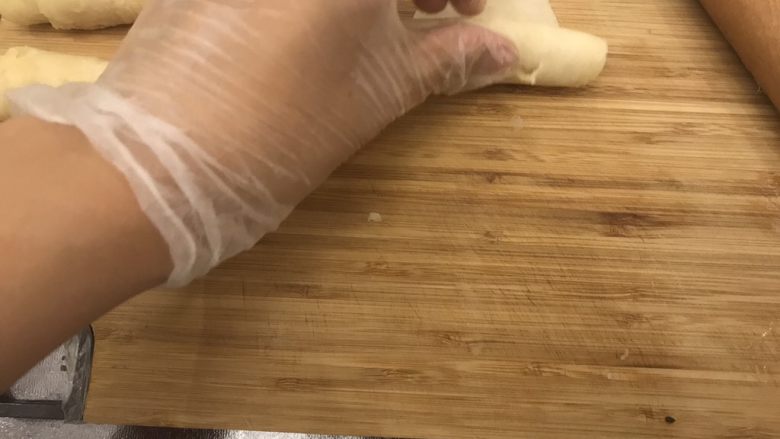 苏式玫瑰隐形伍仁月饼(植物油版),从一端卷起