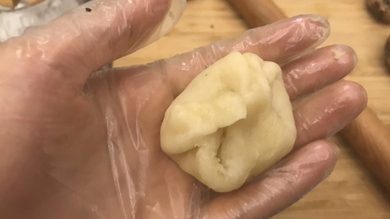 苏式玫瑰隐形伍仁月饼(植物油版),抱住油酥,揉成一团
