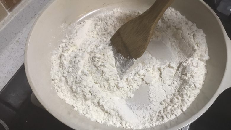 苏式玫瑰隐形伍仁月饼(植物油版),面粉小火炒至微微发黄,即炒熟
