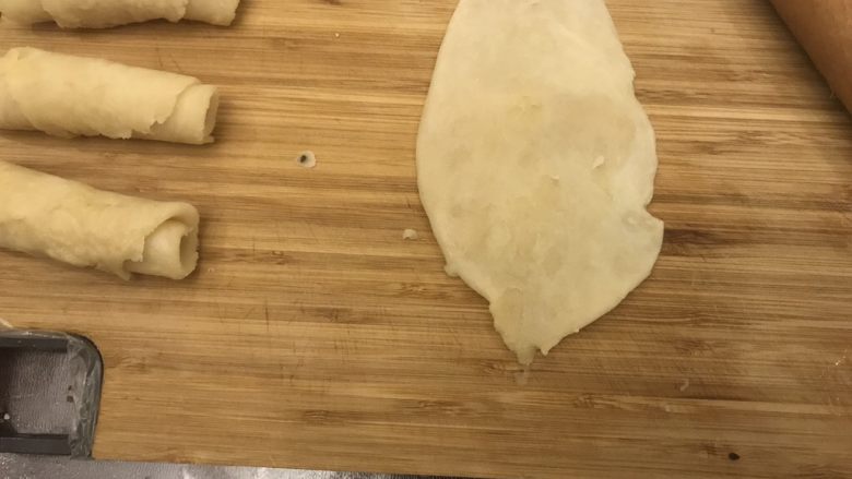 苏式玫瑰隐形伍仁月饼(植物油版),面团擀开(呈牛舌状)