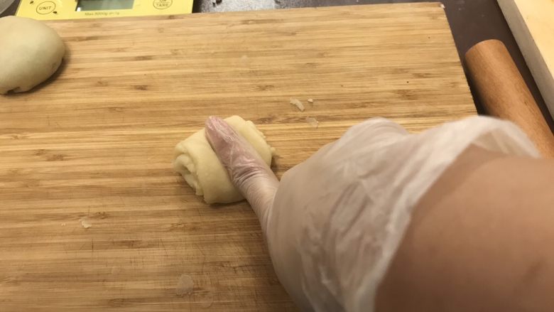 苏式玫瑰隐形伍仁月饼(植物油版),手指在中间轻轻一压