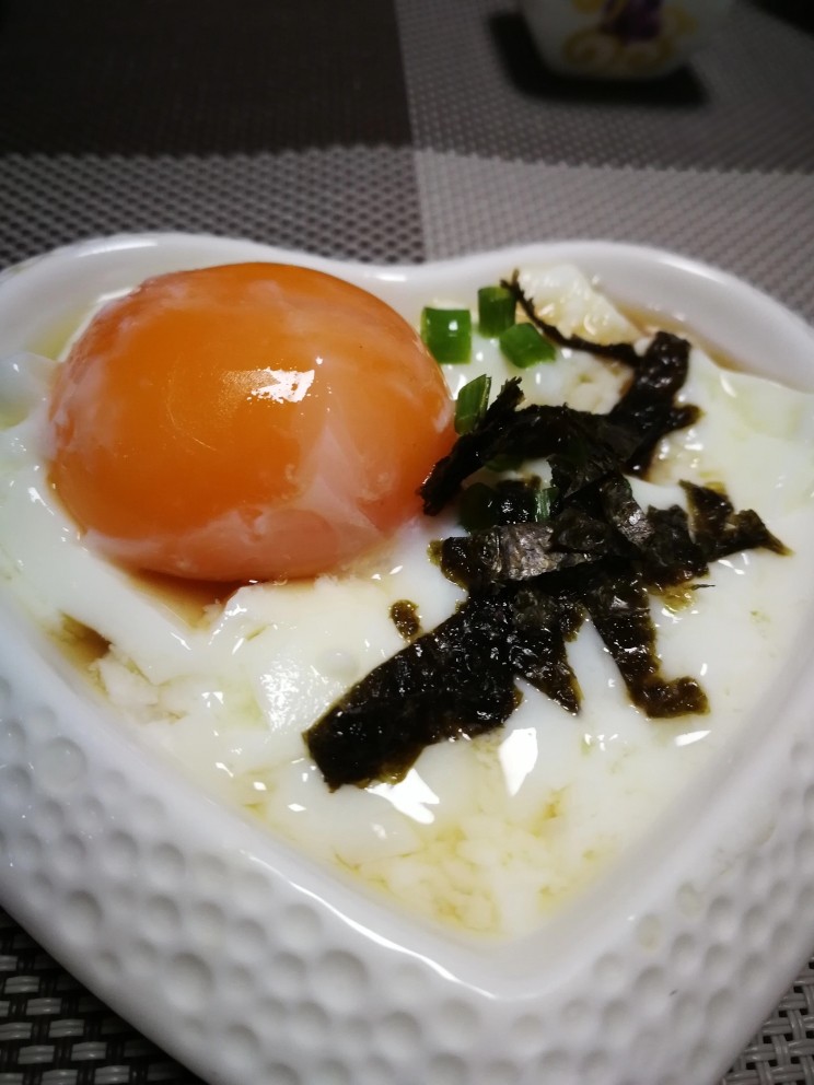 日式温泉蛋,撒上葱花,放上<a style='color:red;display:inline-block;' href='/shicai/ 73893'>海苔碎</a>。也可再撒点七味粉或胡椒粉。