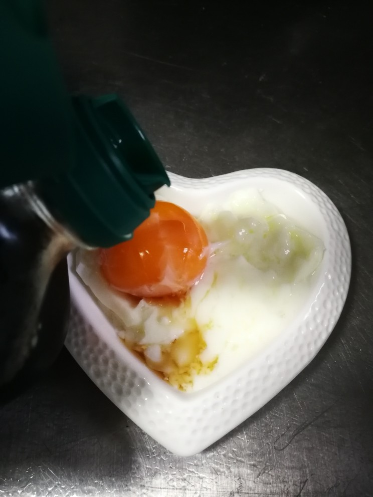 日式温泉蛋,然后加入日式酱油调味(没有的话可以生抽替代)。