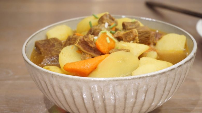 尬(咖)个小土豆,也可以这样吃
老板,来碗米饭…大碗的…
一锅,一餐搞定…