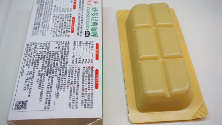 尬(咖)个小土豆,取半盒咖喱块,喜辣的可以买微辣或重辣,这款是原味的