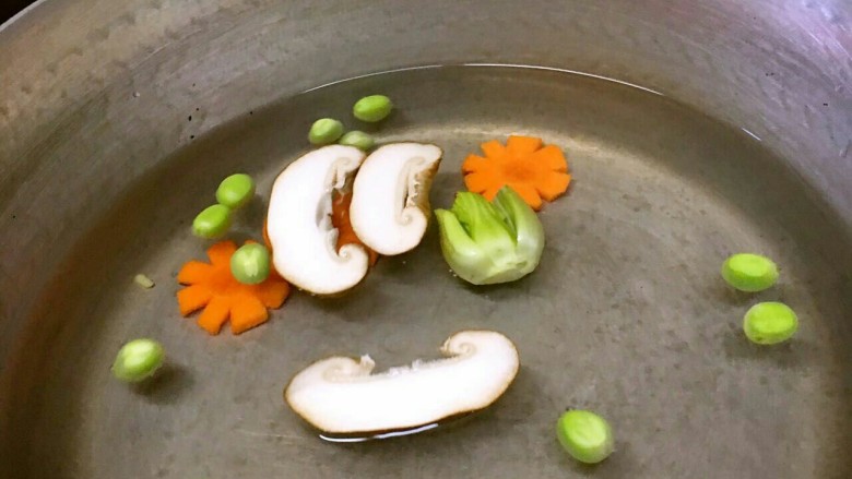 宝宝蒸蛋,油菜、香菇、胡萝卜切花后焯水