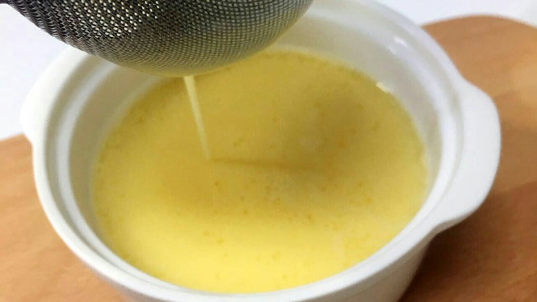 宝宝蒸蛋,搅拌均匀后过筛到小蒸碗中。