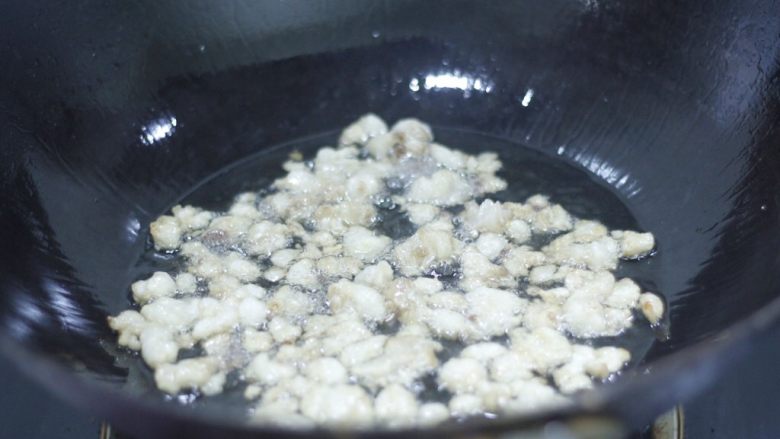 私房红烩牛腩,一碗吃不够,煸炒三分钟左右,至肥肉丁明显变小,锅里油量明显增加改小火。