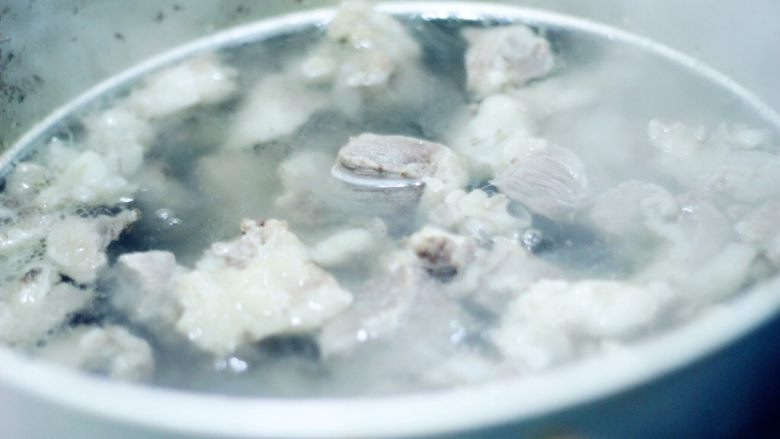 私房红烩牛腩,一碗吃不够,炼好牛油备用后,泡着去血水的牛肉块也干净了,冷水下锅吊水,吊水要大火滚开,滚水时间长了锅里会有很多沫子,这个沫是血沫,直接在大火滚水这些血沫往中间滚去的时候,把血沫捞干净,这样才能把牛肉里的血水去干净