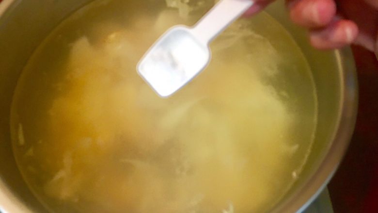 一碗湯+竹筍排骨湯,15分鐘後打開鍋蓋,整鍋取出置於瓦斯爐上加入鹽調味轉中火續煮5分鐘