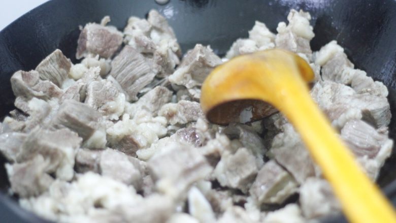 私房红烩牛腩,一碗吃不够,切好配菜牛肉的水份也控好了,大火热牛油改中火,丢牛肉块下去翻炒一分钟去水分。因为控过水,所以不要炒太久容易表皮变硬不好煮烂。