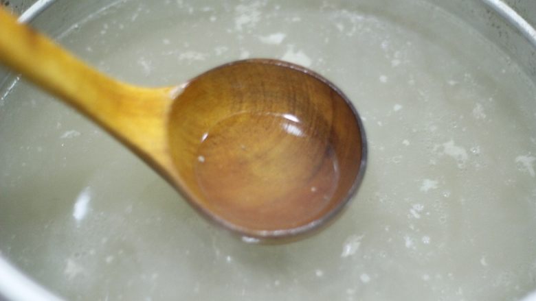 私房红烩牛腩,一碗吃不够,这个吊水的汤撇干净血沫后千万不要仍,留着后面用。这可是让牛肉变得更香的绝招啊。
