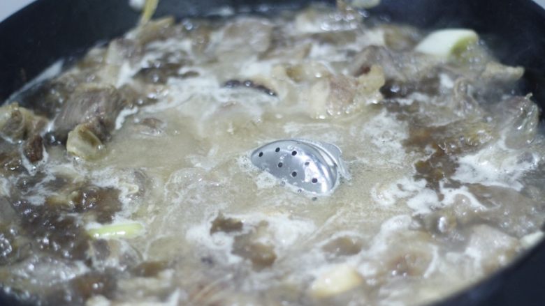 私房红烩牛腩,一碗吃不够,把之前吊水的牛肉汤倒进去没过牛肉,再放调料盒。大火烧开5分钟改小火慢炖40分钟以上,以牛肉变的软烂为准。