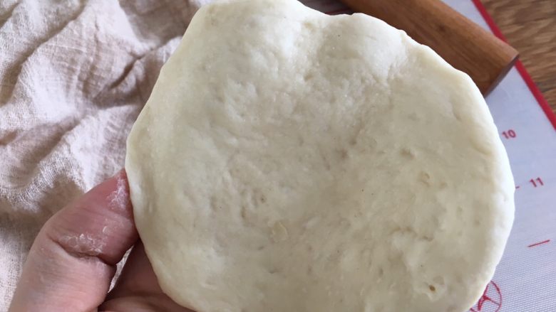 松软好吃的包子(附完整馅料制作方子),取出一个按扁擀平