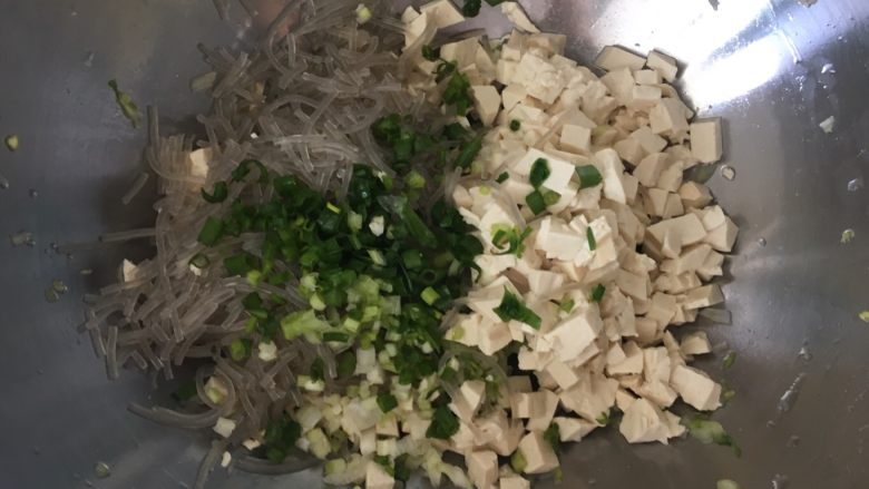 松软好吃的包子(附完整馅料制作方子),所有的馅料混合,加入切碎的香葱调味