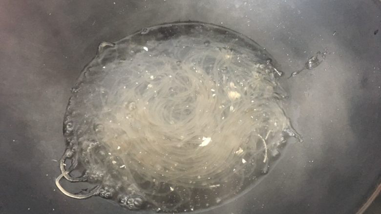 松软好吃的包子(附完整馅料制作方子),沸水下锅1分钟后捞出,沥干水分切成小段