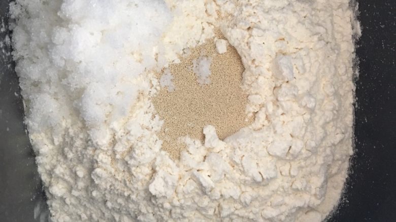 松软好吃的包子(附完整馅料制作方子),面团所有材料放入面包机搅拌成团,1个和面程序,大家也可以用手和面