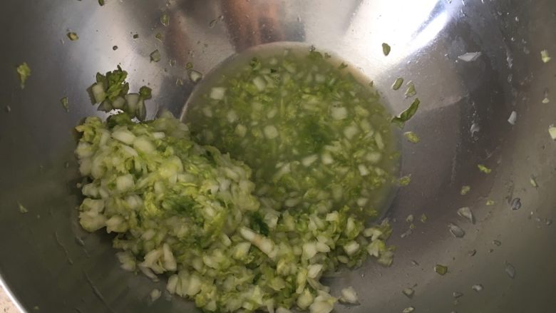 松软好吃的包子(附完整馅料制作方子),用手沥出白菜里的水