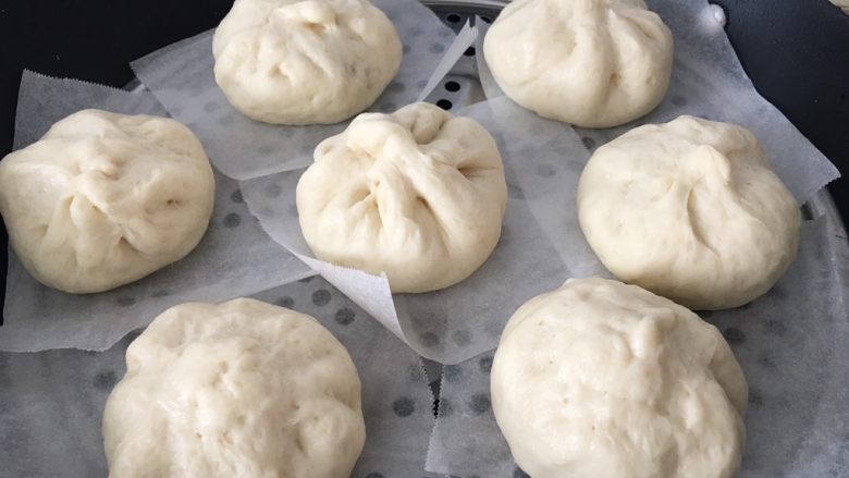 松软好吃的包子(附完整馅料制作方子),放入蒸锅里,不需要二发,热水大火蒸10分钟(荤馅12分钟),再焖5分钟后出锅,又松又软的包子出炉啦