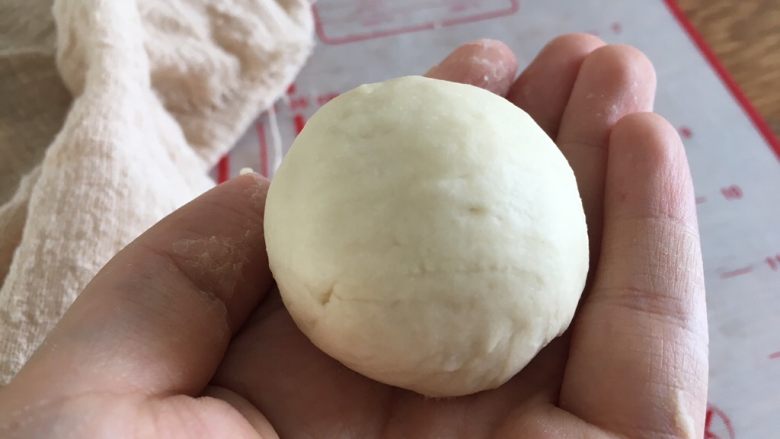 松软好吃的包子(附完整馅料制作方子),把分好的小剂子揉圆