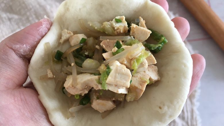 松软好吃的包子(附完整馅料制作方子),包入馅料,不要太满,否则容易漏出来