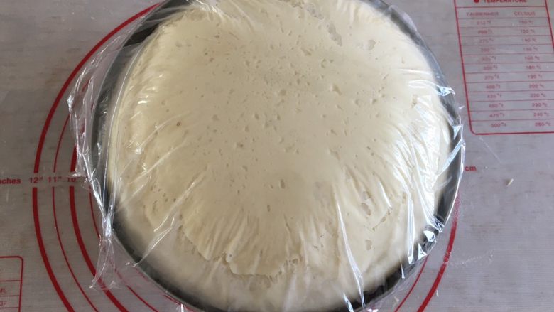 松软好吃的包子(附完整馅料制作方子),面团发酵至两倍大后取出(建议大家用大一点的盆进行发酵)