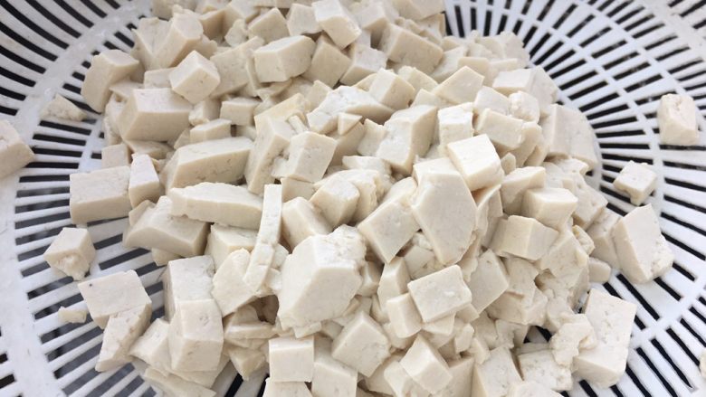 松软好吃的包子(附完整馅料制作方子),焯水后捞出沥干备用