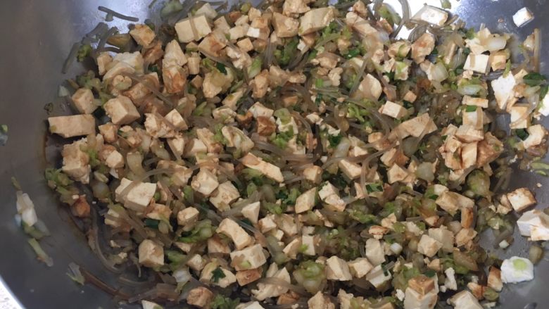 松软好吃的包子(附完整馅料制作方子),加入各种调味,花生油、盐、味精、生抽,喜欢辣的可以放辣椒酱