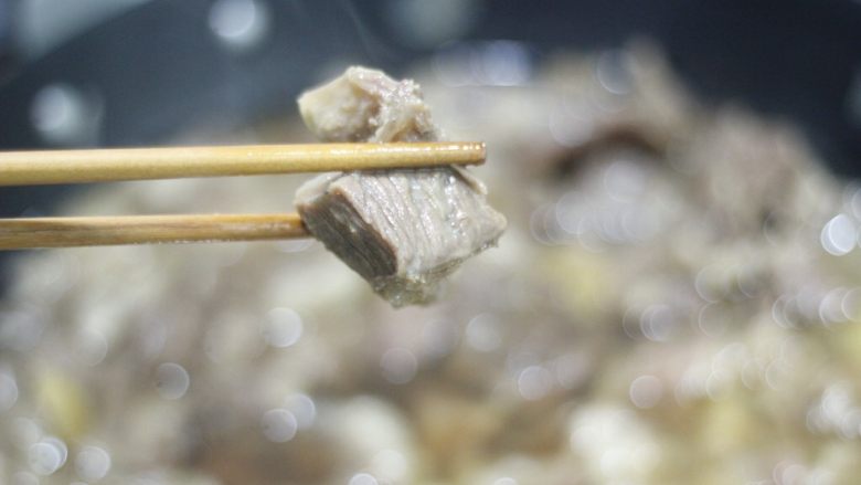 私房红烩牛腩,一碗吃不够,我小火慢炖了两个小时,入口即化。而且这种炖好的牛肉直接吃就很香了,还有很多种锦上添花的做法,加点土豆,就是土豆炖牛肉,煮碗面加上点牛肉汤就是开挂的牛肉面,而我们今天做的私房红烩牛肉又有点异域风情。
