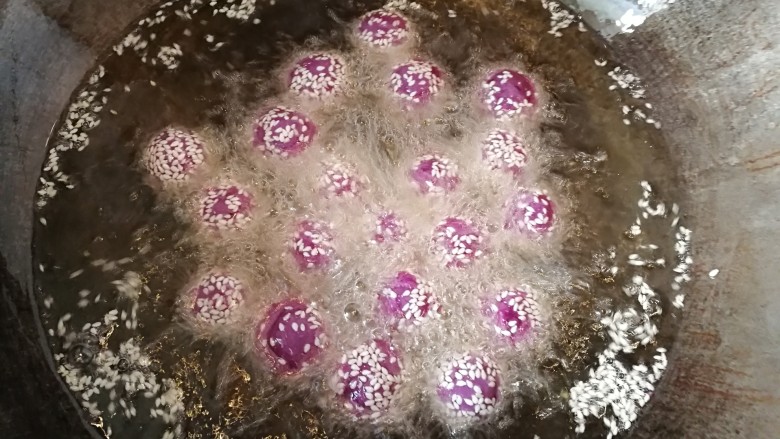 紫薯+红薯+马铃薯变花朵薯球,先将红薯球放入锅内小火炸。炸好红薯球后,再炸紫薯球。薯球炸至微变色,浮在油面,按不下去,就炸好了。