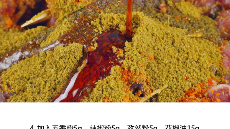 微波炉香辣牙签牛肉,加入五香粉5g、辣椒粉5g、孜然粉5g、花椒油15g、红油15g,翻拌均匀,盖上保鲜膜,用牙签戳些小洞,放入微波炉高火加热约2分钟