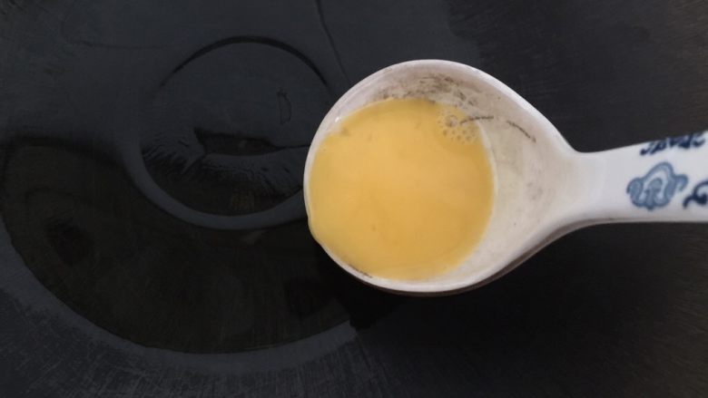 蛋包肉,锅中倒入油烧热,用汤匙舀半勺放入锅中。