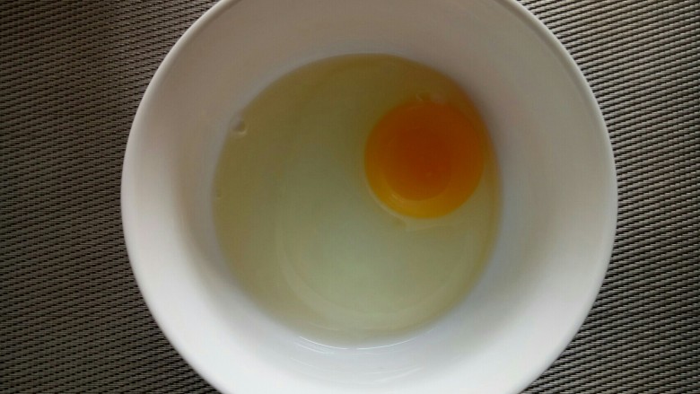 早餐#火腿鸡蛋羹#,<a style='color:red;display:inline-block;' href='/shicai/ 9'>鸡蛋</a>打入碗中,备用。
