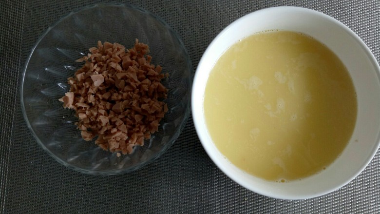 早餐#火腿鸡蛋羹#,放入火腿碎块。搅拌均匀。