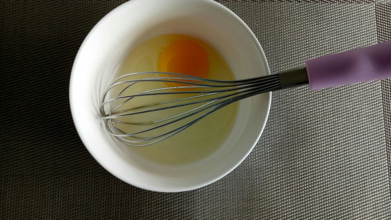 早餐#火腿鸡蛋羹#,用打蛋器打散鸡蛋。