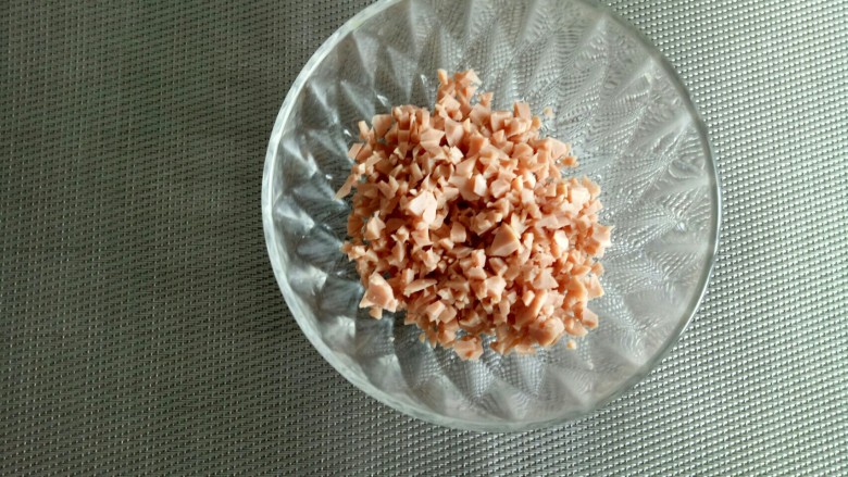 早餐#火腿鸡蛋羹#,<a style='color:red;display:inline-block;' href='/shicai/ 438'>火腿</a>切成碎块。