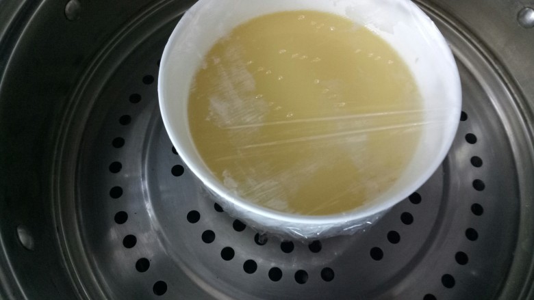 早餐#火腿鸡蛋羹#,放入蒸锅内。大火蒸10分钟左右。