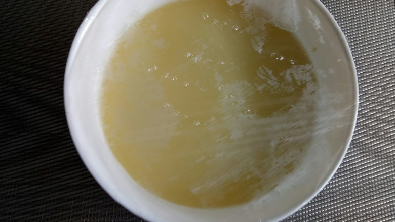 早餐#火腿鸡蛋羹#,用牙签扎几个小洞。